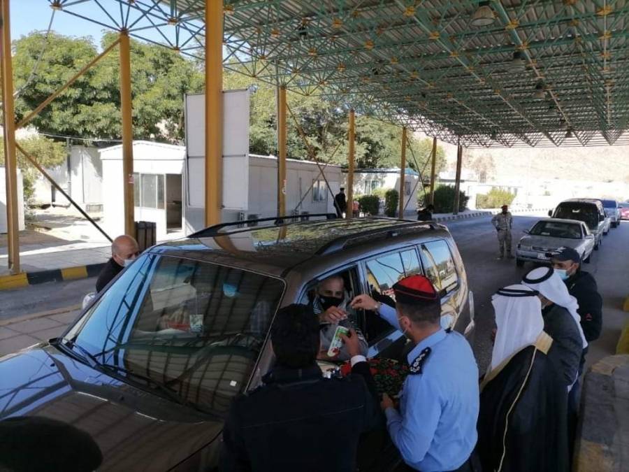 شرطة العقبة توزع الحلوه والخزف اليدوية على زوار المدينة بمناسبة عيد جلالة الملك