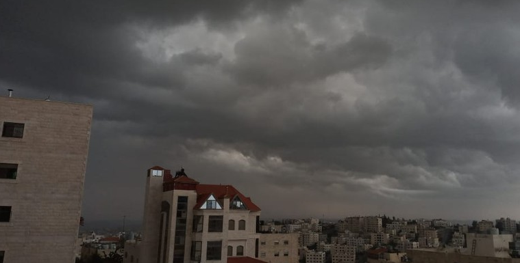 سحب رعدية و عودة للأمطار على معظم مناطق المملكة نهاية الأسبوع و منخفض جديد يقترب .. تفاصيل