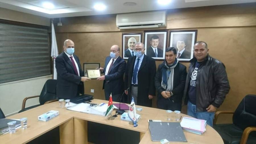 نقابة الاطباء|| تكرم الدكتور مطالقه وذلك لمنحة جائزة التميز البريطانية