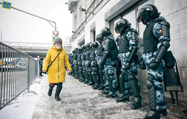 Russian police lock down cities to prevent Navalny protests