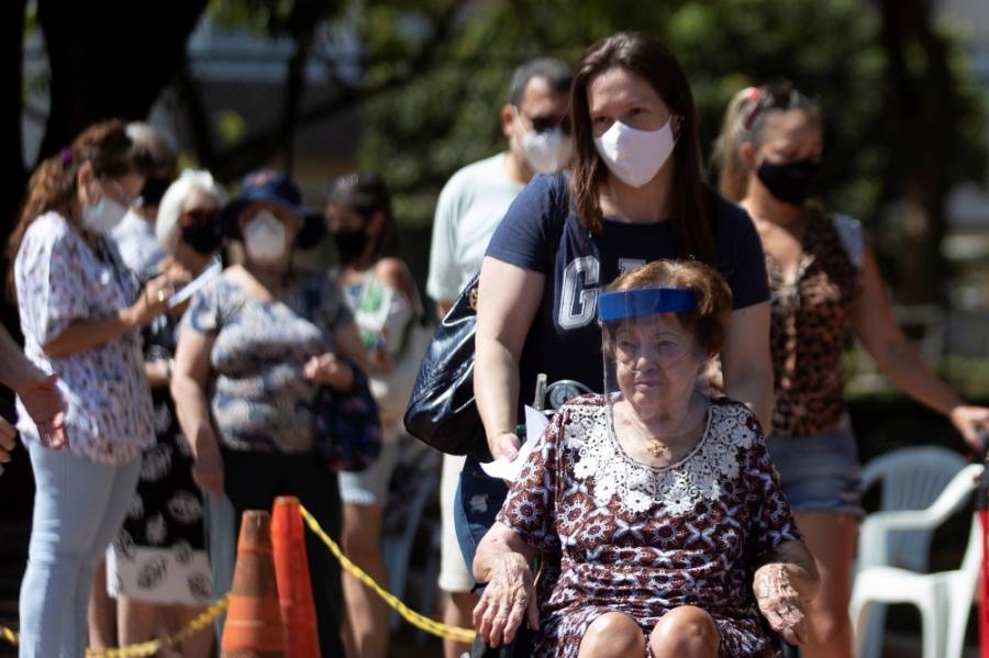 100 دولة لم تبدأ التطعيم.. اليابان تتريّث وتنزانيا تتمسّك بالأعشاب