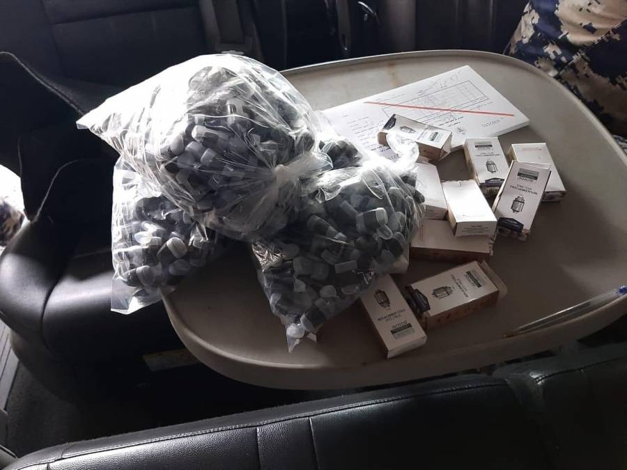 الجمارك تحبط تهريب مستلزمات سجائر إلكترونية.. صور