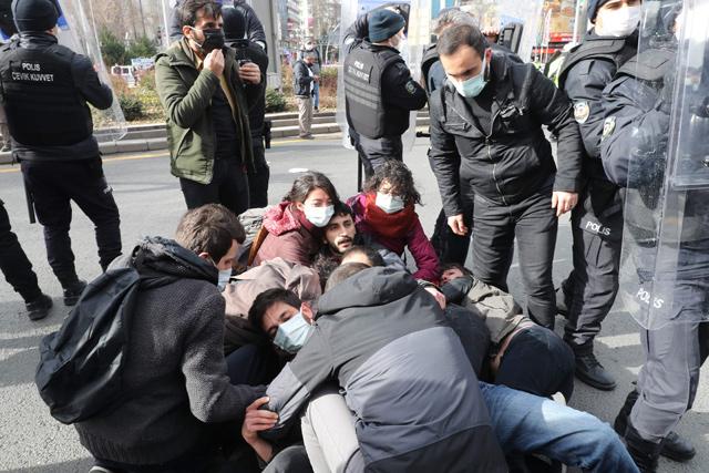 Heavy clashes at Turkey student protests