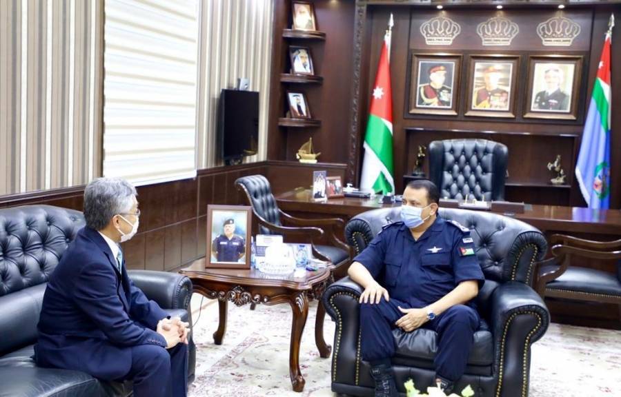 التقى مدير الأمن العام اللواء الركن حسين الحواتمة في مكتبة اليوم السفير الياباني في الأردن شيمازاكي كاورو .