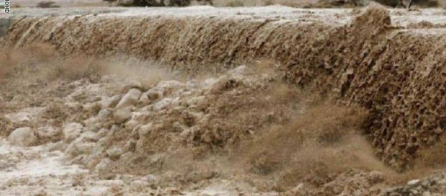 فرق البحث والانقاذ تواصل تمشيط منطقة واسعة للبحث عن ثلاثة اشخاص حاصرتهم السيول في الرويشد .