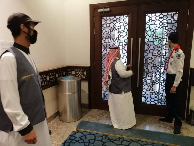 شاهد بالصور من مكة متطوعو أجياد يشاركون في تطبيق الاحترازات بصلاة الجمعة