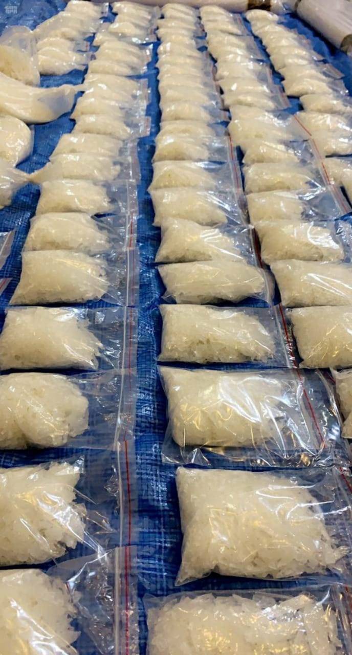 شاهد بالصور القبض على مروج باكستاني وبحيازته 107.800 كيلوجرام من  المخدرات 