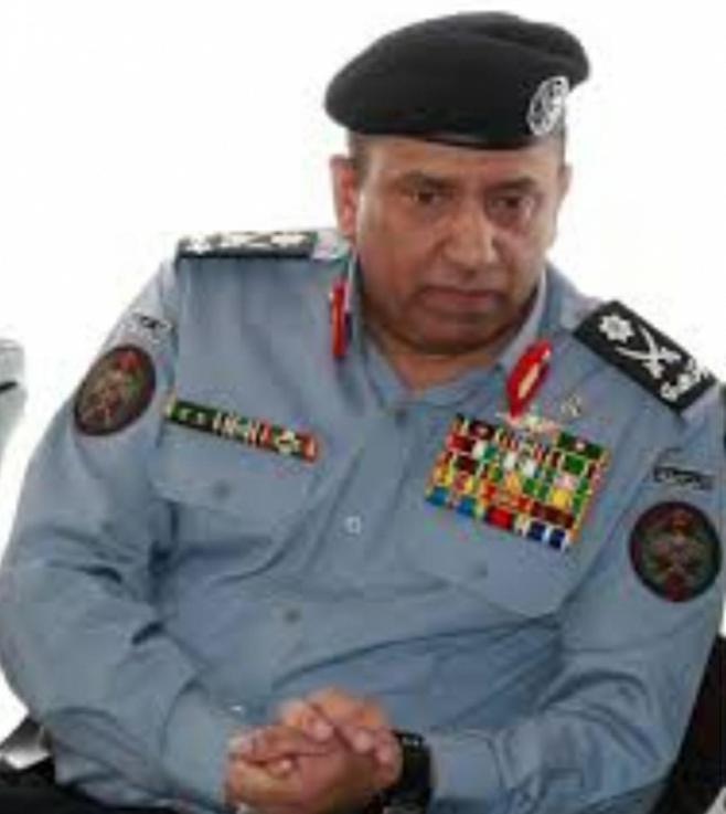 مدير الامن العام يُكرم رجل امن ساعد امرأة مسنة تقطعت بها السبل في مدينة العقبة