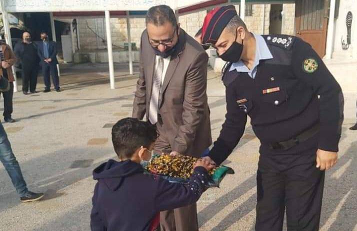 الأمن العام يشارك الأطفال فرحتهم بالعودة للدراسة