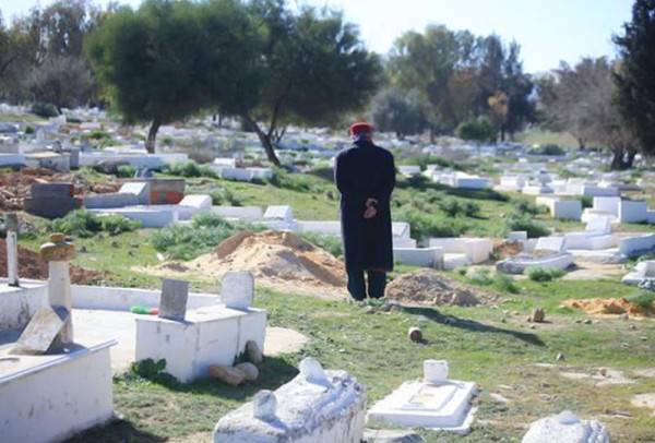 دولة عربية تمنع النساء من دخول المقابر