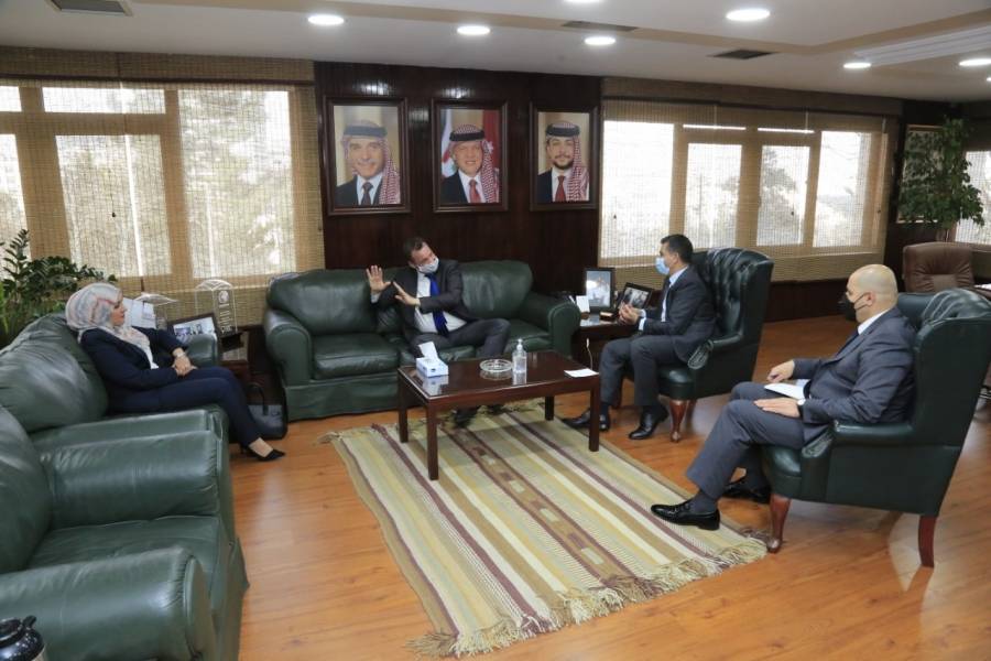 تأمين  مصادر تمويل لمشاريع الحصاد  المائي  وانشاء حفائر  لمصبات الفيضانات  في حوض السرحان  ومناطق الغمر