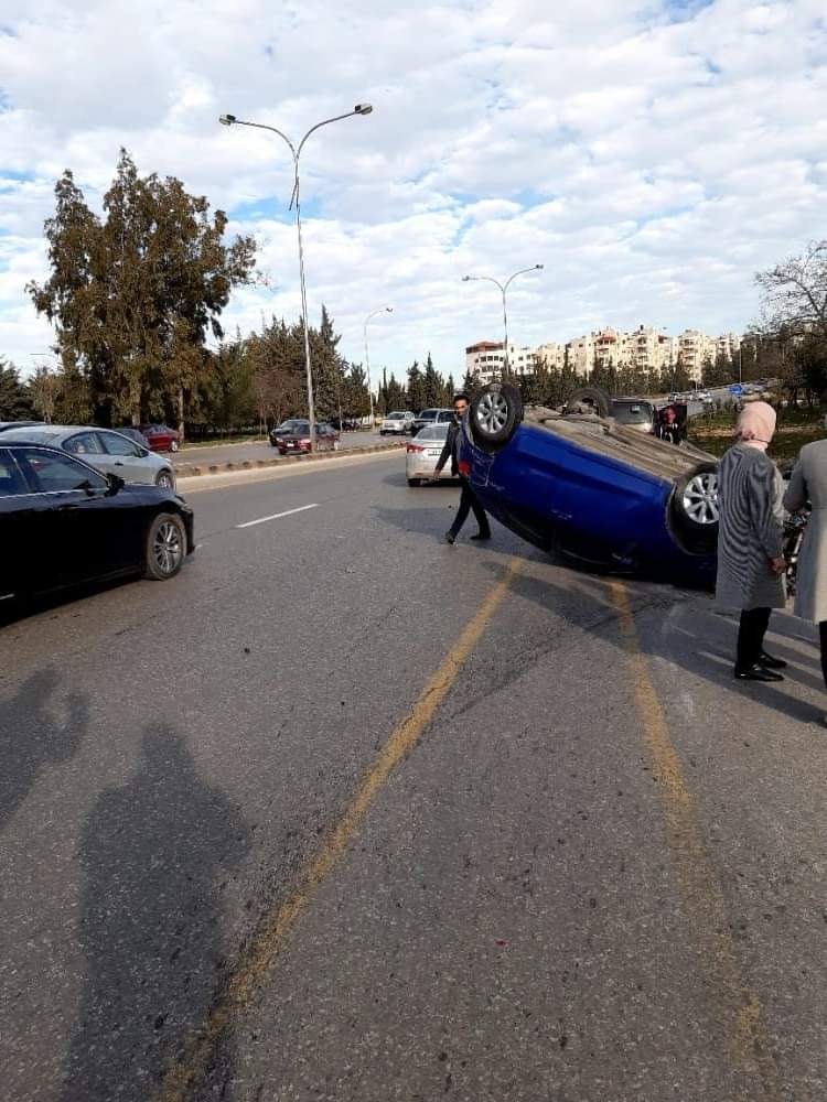 تدهور مركبة على طريق المطار