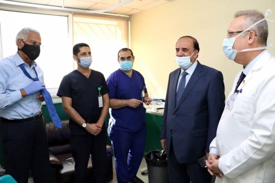 الدكتور القضاة يتفقّد سير العمل في مركز تطعيم مستشفى الجامعة الأردنية
