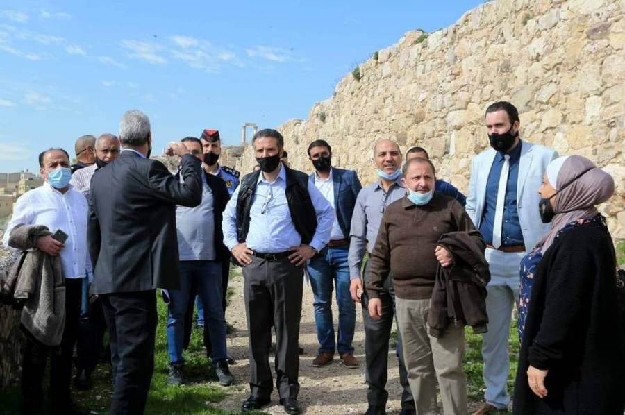 وزير السياحة يطلع على الخطط والدراسات للمسارات المقترحة بين المدرج الروماني وجبل القلعة