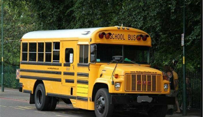 ضبط باص روضة محمل بالأطفال يسير بعكس اتجاه السير