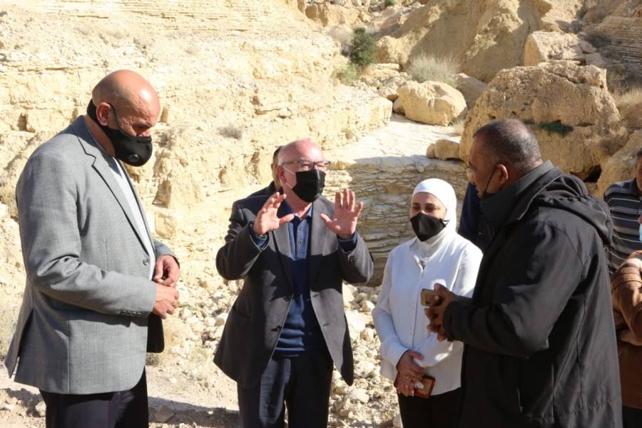 الكسبي يتفقد عدداً من الطرق والجسور في منطقة البحر الميت والأغوار الجنوبية