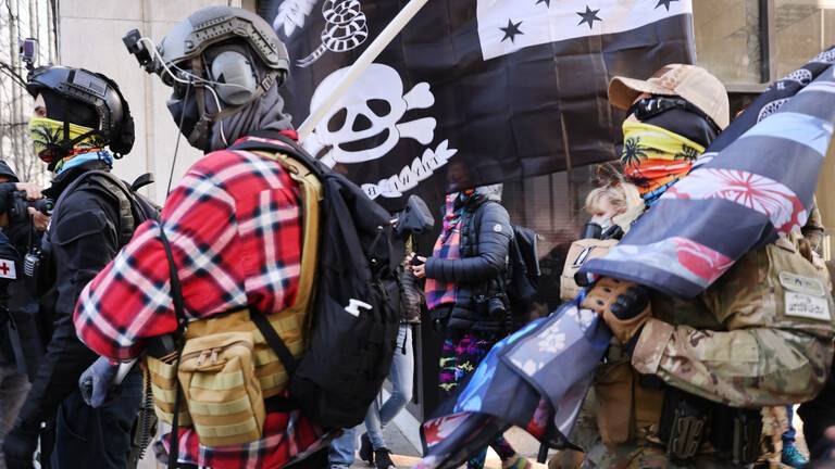 عنصر سابق في مكتب التحقيقات الفدرالي واستخبارات البحرية يشتبه في أنه نظم اقتحام مبنى الكابيتول