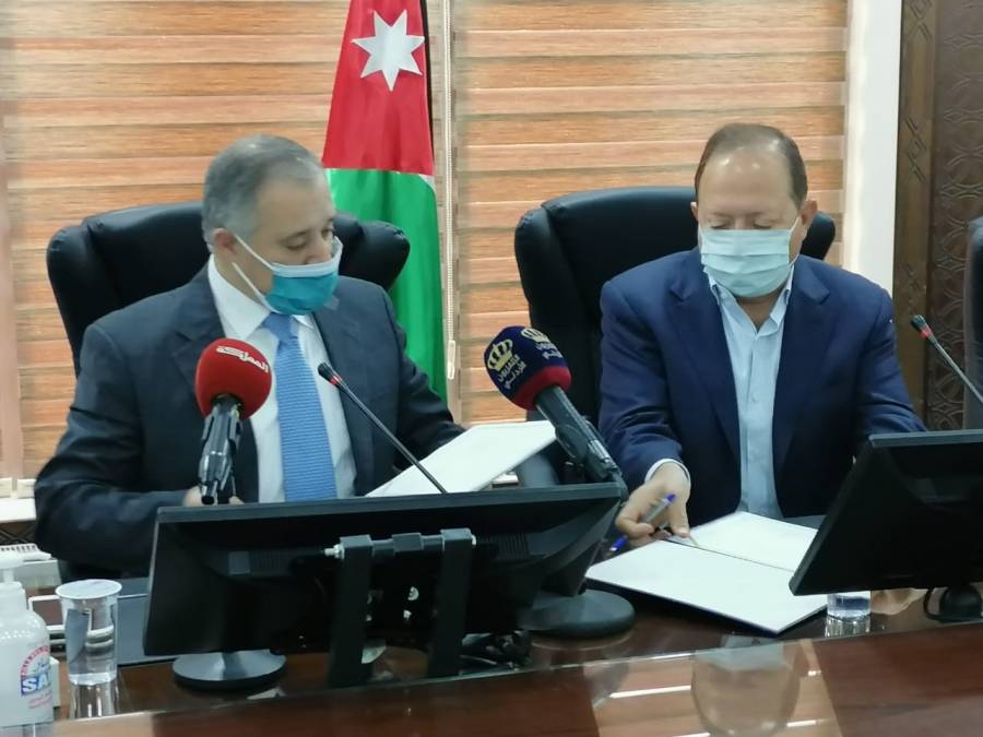 وزير العمل يوقع 7 اتفاقيات تشغيل توفر 3025 فرصة عمل للأردنيين في القطاع الخاص