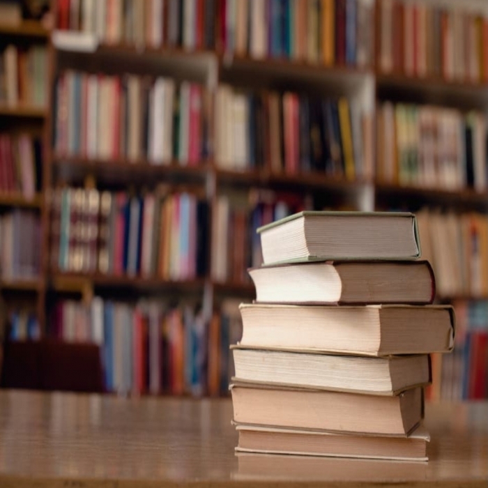 كاتب أردني يعرض مكتبته الشخصية للبيع لتأمين متطلبات الشيخوخة