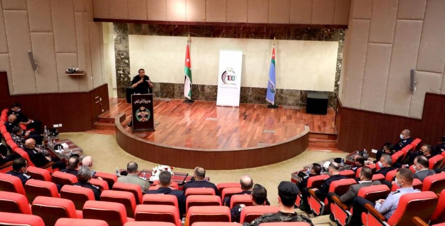 مدير الأمن العام يلتقي القادة والمديرين في الشرطة والدفاع المدني .