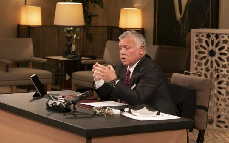 الملك يحيي المتقاعدين العسكريين.. ويشيد بولي العهد