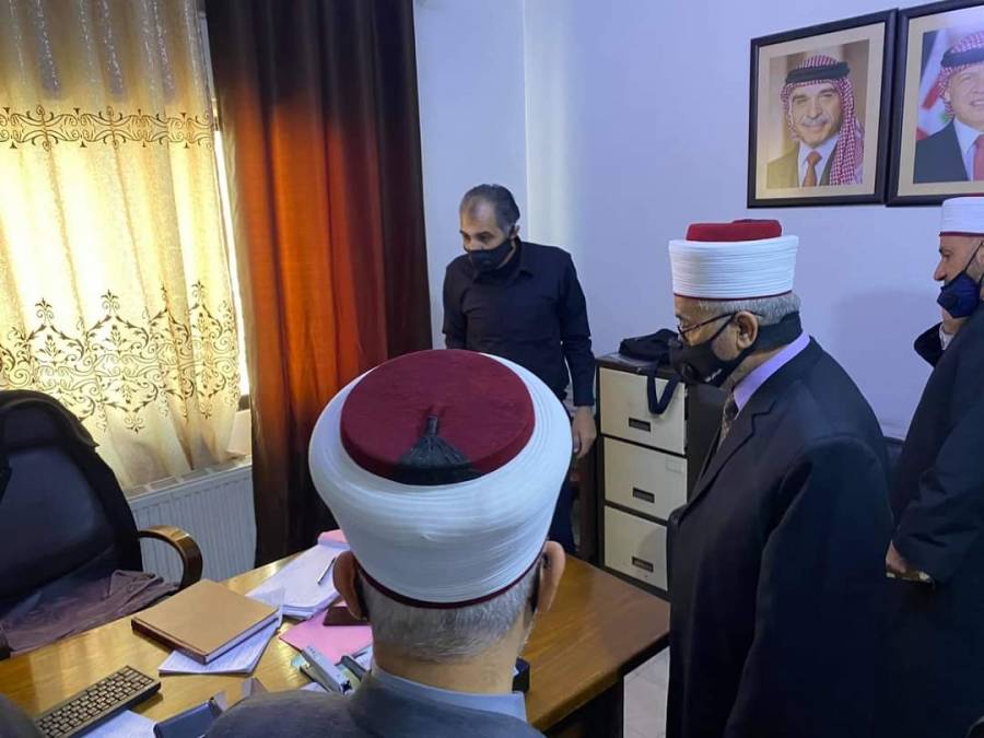 قاضي القضاة يتفقد سير العمل في محاكم إربد الشرعية