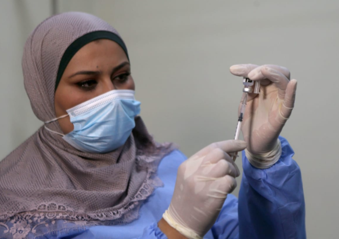 السلالات المتحورة ولقاح كورونا .. تحذير يُثير قلقا كبيراً