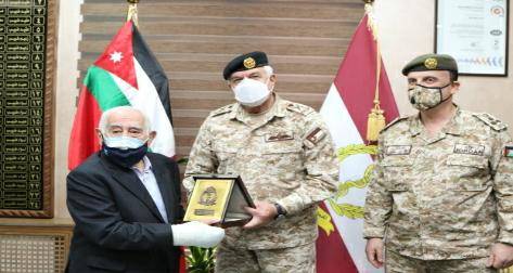 رئيس هيئة الأركان المشتركة يلتقي عدداً من المدراء السابقين للخدمات الطبية الملكية