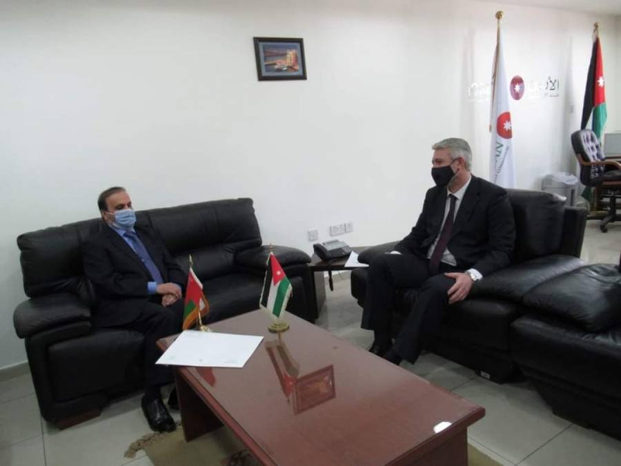 رئيس هيئة الاستثمار يبحث سبل التعاون مع سفير سلطنة عُمان لدى الأردن.