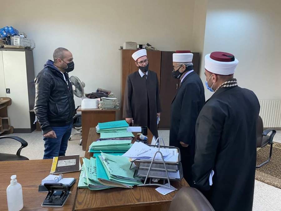 قاضي القضاة يتفقد سير العمل في مجمع المحاكم الشرعية لمحافظة الزرقاء