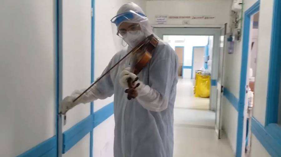 طبيب تونسي يعزف الألحان للمرضى المعزولين.. ما القصة؟