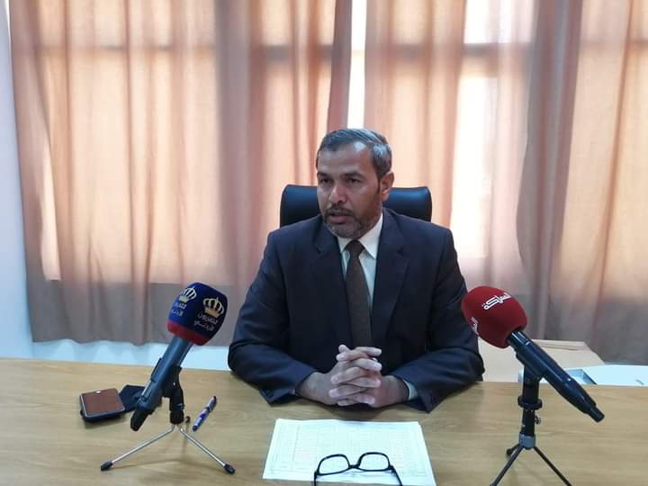 رئيس مجلس محافظة العقبة خلال مؤتمر صحفي