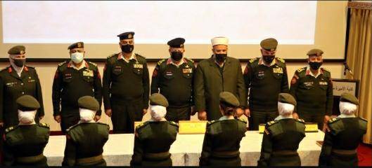 دورة الضباط الجامعيين المهنيين رقم (21) إناث يؤدين القسم القانوني