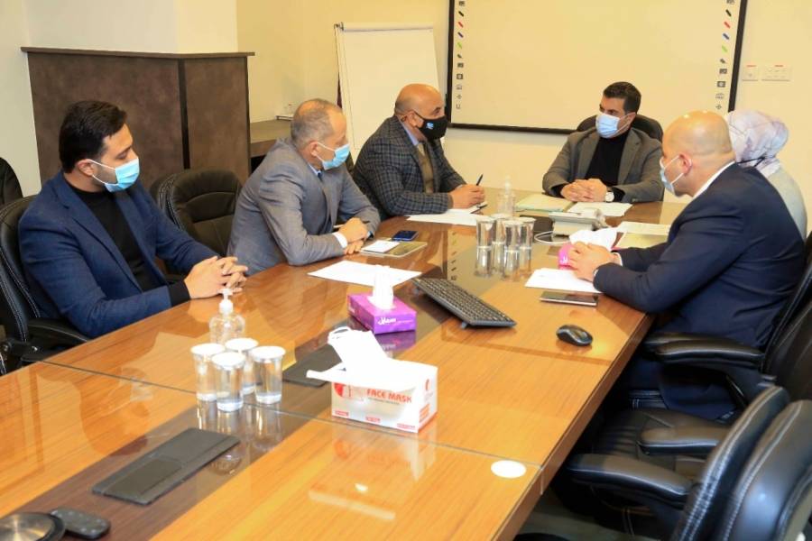 وزير المياه والري يعقد اجتماعا طارئا في مركز العمليات والسيطرة في قطاع المياه