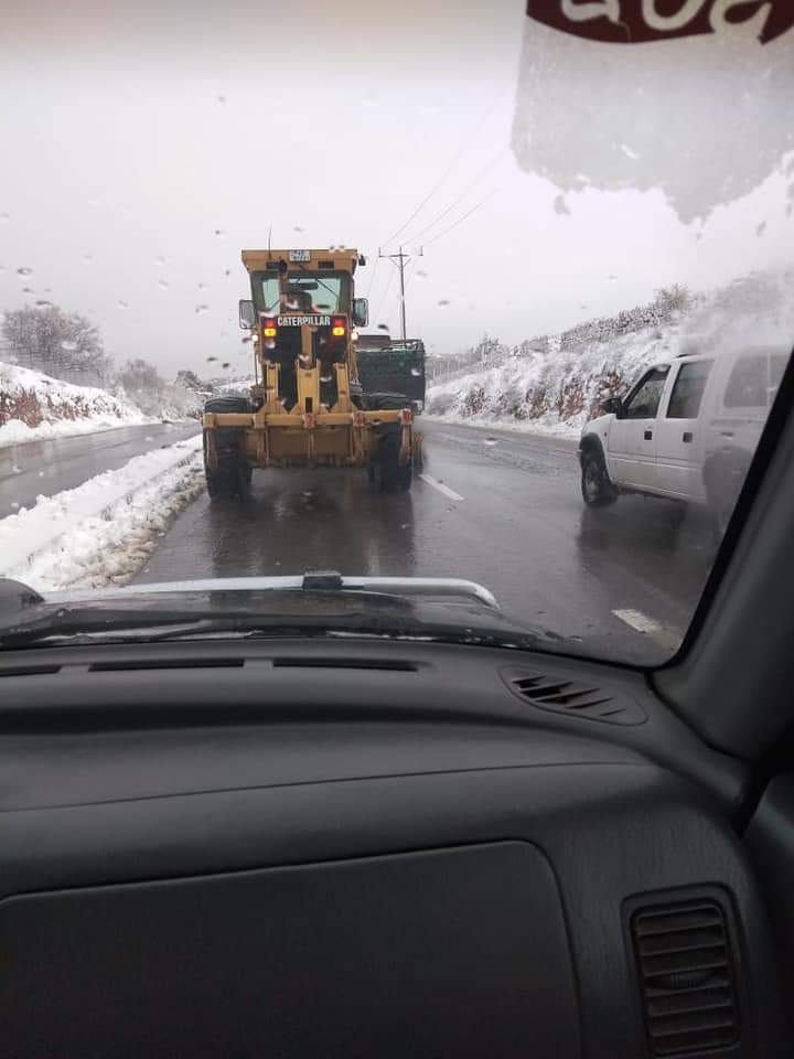 الأشغال : تعاملنا مع تراكمات للثلوج في عددا من المواقع وجميع الطرق سالكة