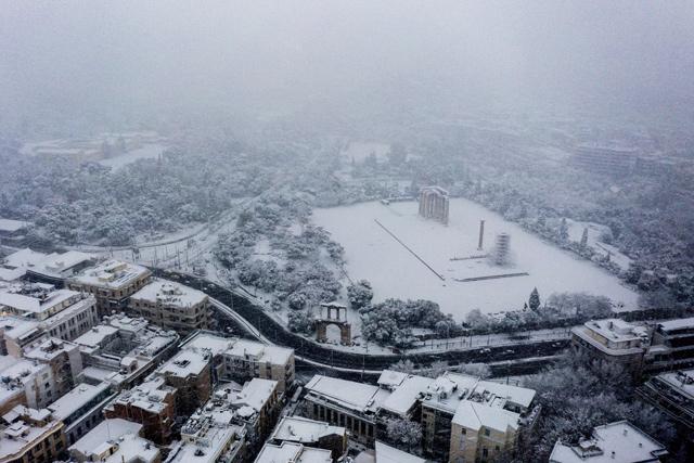 Two dead as snow front blankets Greece