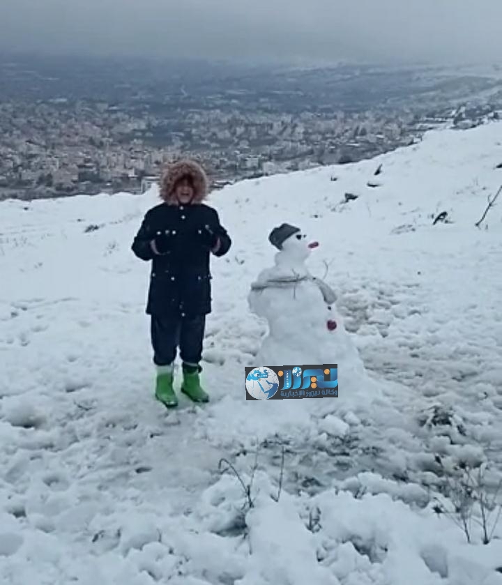 الطفل الحيصة يعبر عن فرحته بالثلوج  في مادبا...فيديو