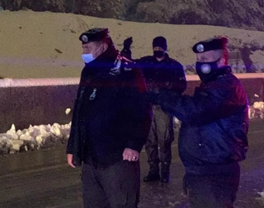 كبار ضباط الامن العام في شوارع العاصمة عمان  لمساعدة المواطنين العالقين