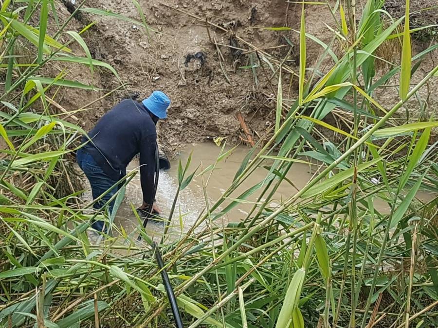 كوادر وآليات سلطة وادي تنقذ مساكن داهمتها مياه الامطار