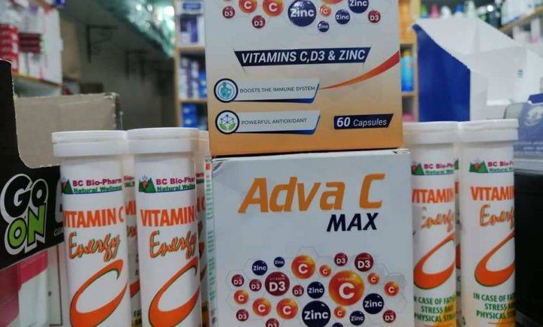 “اترك اثر” توزع فيتامينات وخافض حراره على مصابي كورونا من الأسر الفقبرة