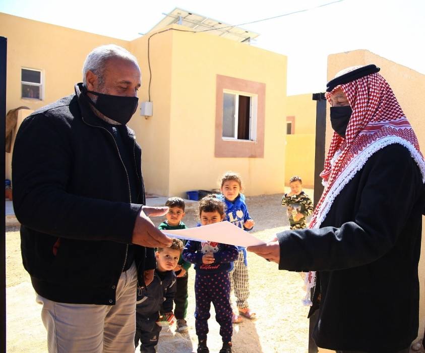 العيسوي يسلّم 35 مسكناً لأسر عفيفة في المفرق