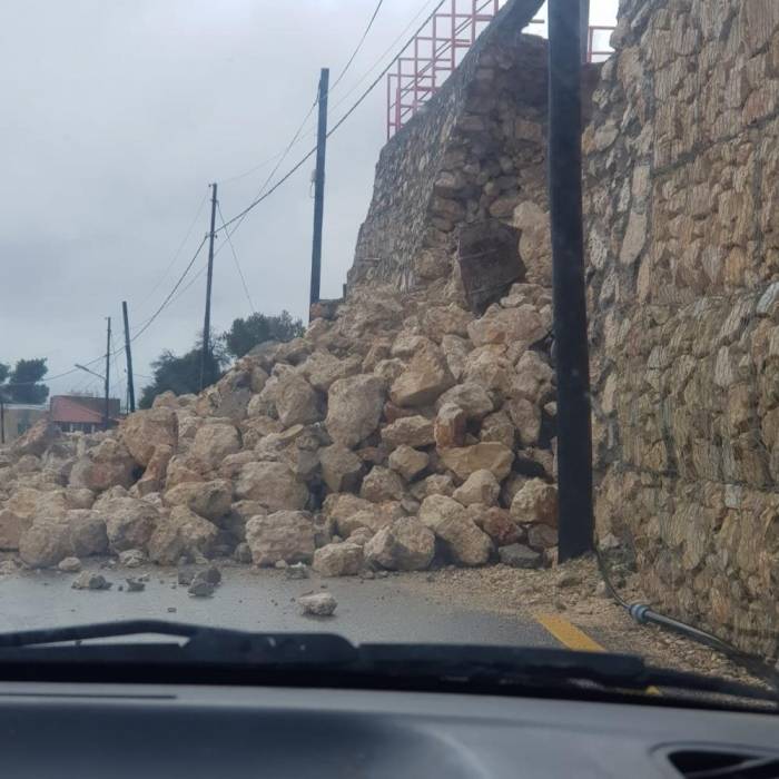 انهيار سلسال حجري على طريق عنجرة