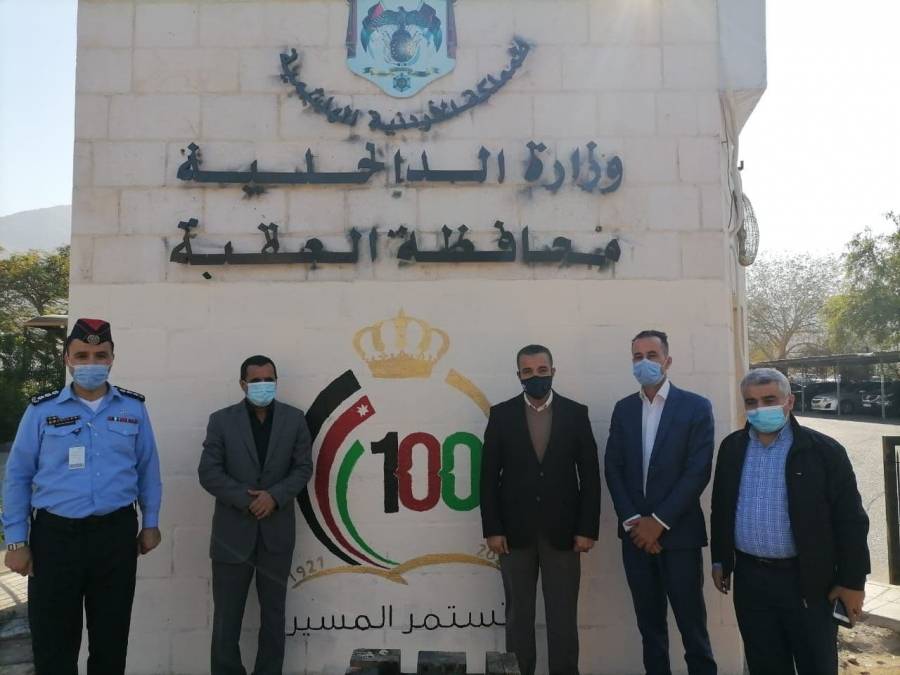 عالم ايجابي و جداريات زينت العقبة بشعار المئوية