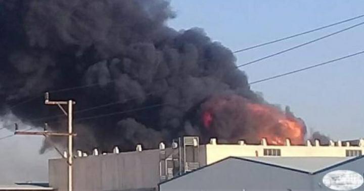 عاجل... الدفاع المدني يخمد حريق مستودع للاسفنج في محافظة العاصمة