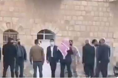 ولي العهد يزور منزل العوران الذي بات فيه جده والملك المؤسس