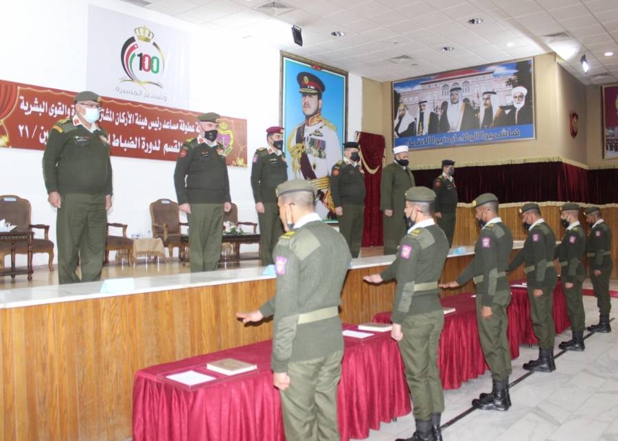 دورة الضباط الجامعيين المهنيين رقم (21) ذكور يؤدون القسم القانوني