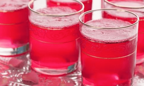 9 فوائد سحرية لشراب ماء الورد