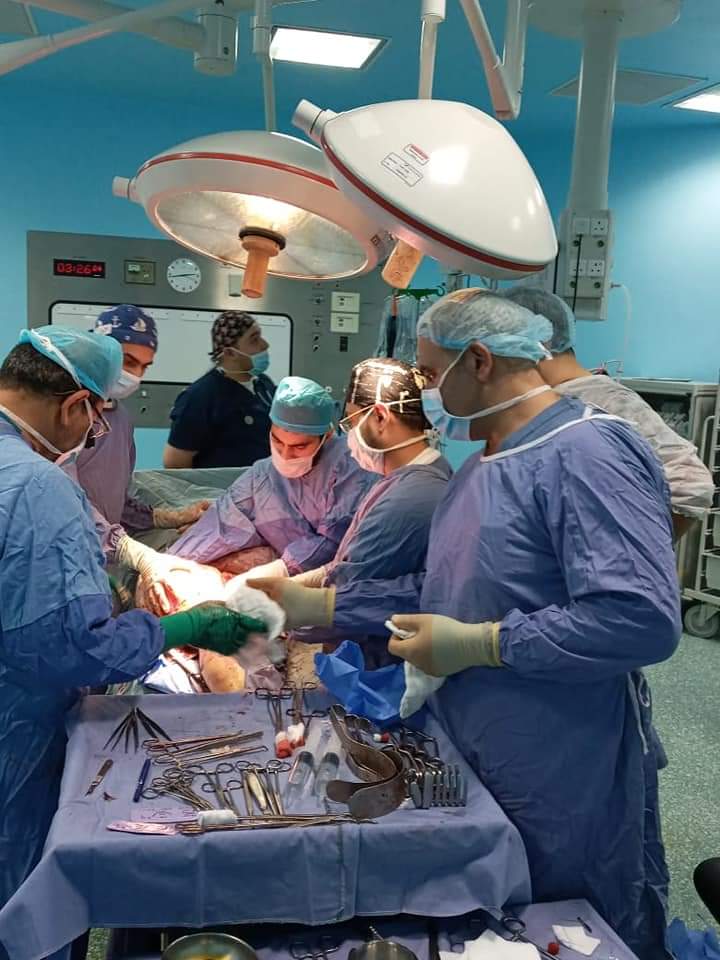 عملية نوعية ناجحة في مستشفى الملك المؤسس لمريض يعاني من وجود ورم رخوي خبيث وضخم مصاحب لكسر في الساق