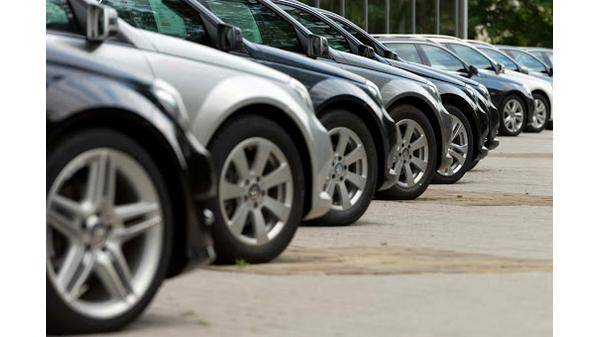 وزير الصحة يوضح حول استئجار الوزارة سيارات سياحية