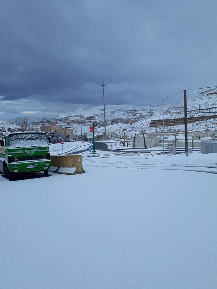 تراكم للثلوج يغلق طريق في معان